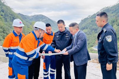 推進(jìn)構(gòu)建“和諧礦山”——自治縣副縣長(zhǎng)、縣公安局局長(zhǎng)余友誼調(diào)研蜀能礦產(chǎn)三號(hào)礦山