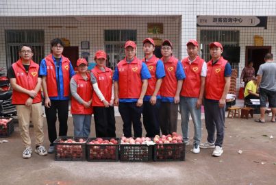 蜀礦青年勇?lián)?助力馬邊水蜜桃出山