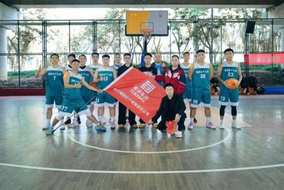 再下一城！蜀能礦產(chǎn)男籃隊(duì)以小組賽第一昂首挺進(jìn)半決賽！